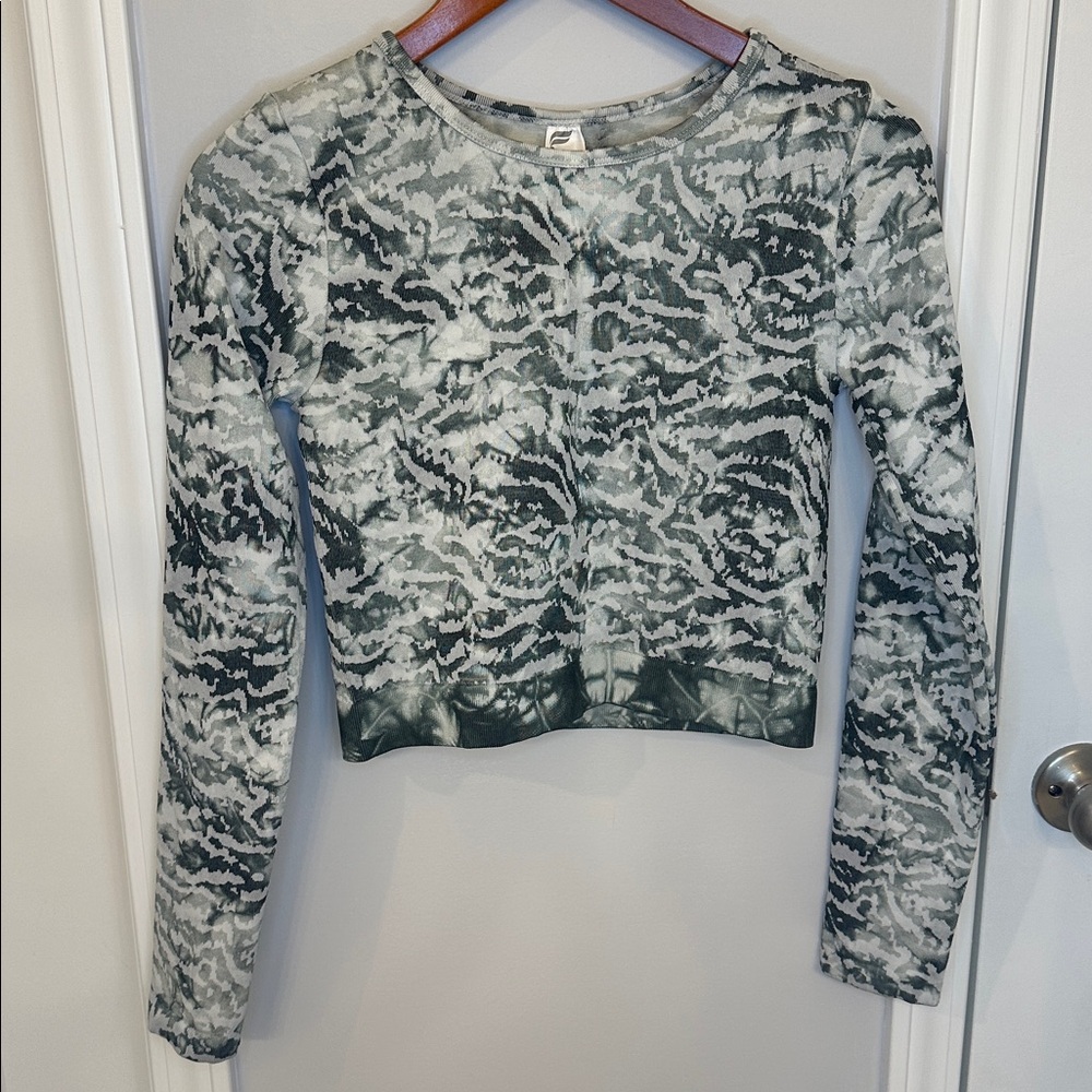 🎍NWT🎍Fabletics Gray, Green and Cream Patterned Crop Top
